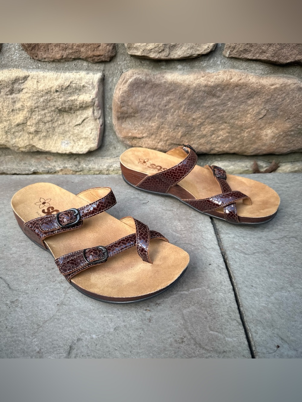 SAS Size 7 W Shelly Sandals Brown Patent Toe Loop Adjustable Buckle Strap Slides